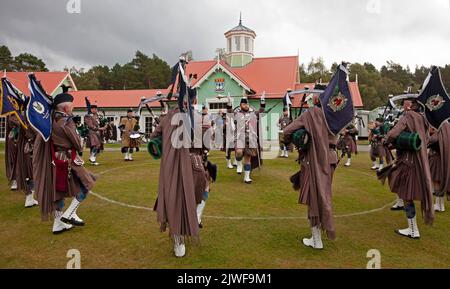 Braemar Royal Highland Gathering 2022. 3rd septembre 2022. Braemar, Aberdeenshire, Écosse. Groupes de tuyaux de masse et jeux de haute terre. Banque D'Images