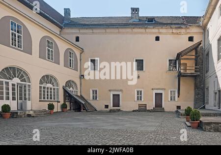 Cour intérieure du palais principal du château médiéval d'Uzhhorod, Ungvar, en Ukraine Banque D'Images