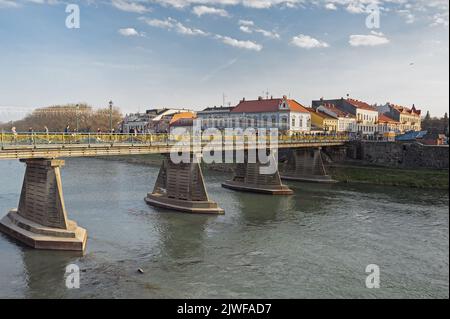 Ancien pont piétonnier sur la rivière Uzh à Uzhhorod, en Ukraine Banque D'Images