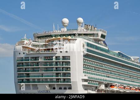 Amsterdam, pays-Bas - août 2022 : vue arrière des ponts à l'arrière du bateau de croisière P&O Ventura Banque D'Images