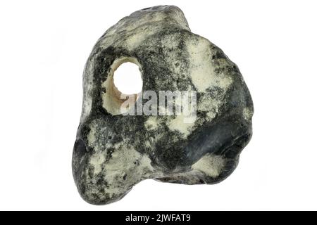 Pierre adder de la côte de la mer Baltique à Waabs, Allemagne isolée sur fond blanc Banque D'Images