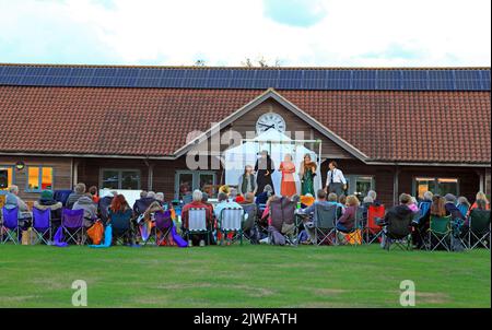 Heartbreak Productions, beaucoup d'ADO sur le meurtre, théâtre en plein air, jeu, théâtre, public, Spectateurs, Thornham, Norfolk, Angleterre Banque D'Images