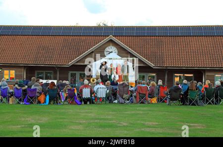 Heartbreak Productions, beaucoup d'ADO sur le meurtre, théâtre en plein air, jeu, théâtre, public, Spectateurs, Thornham, Norfolk, Angleterre Banque D'Images