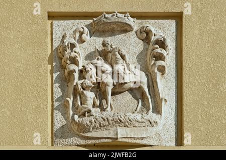 Panneau sculptural décoratif en stuc sur la façade de la vieille maison à Mukatchevo, Ukraine Banque D'Images