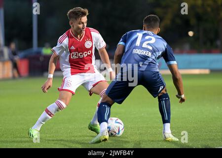 AMSTERDAM - (lr) Fransisco Conceicao d'Ajax U21, Ruben Roosken ou Heracles Almelo pendant le match de division du champion de cuisine néerlandais entre le jeune Ajax d'Amsterdam et Heracles Almelo au complexe sportif de Toekomst sur 5 septembre 2022 à Amsterdam, pays-Bas. ANP | hauteur néerlandaise | GERRIT DE COLOGNE Banque D'Images