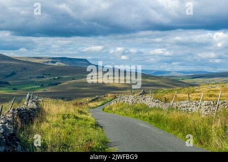 La route du charbon reliant Cowgill et Garsdale.in la distance est Wild Boar est tombé dans Cumbria sur la recherche de Mallerstang Banque D'Images