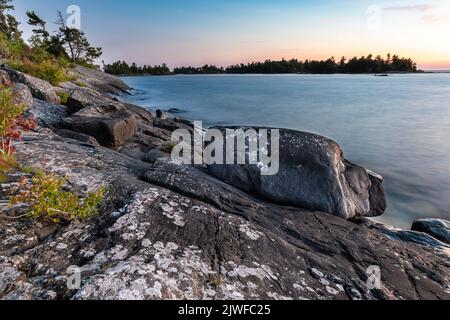 Rive d'une île au sein de l'archipel de 30 000 îles, sur la partie est de la baie Georgienne, en Ontario, au Canada. Banque D'Images
