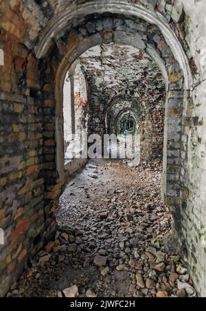 Le long tunnel de la forteresse de Dubno (fort de Tarakanovski) en Ukraine Banque D'Images