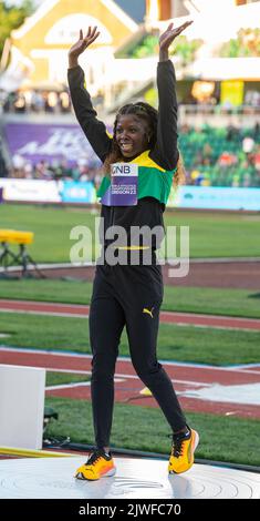 Shericka Jackson, de la Jamaïque, remise de médailles pour les femmes 100m aux Championnats du monde d'athlétisme, Hayward Field, Eugene, Oregon, États-Unis, le 18t Banque D'Images