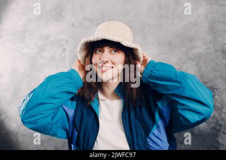 Jeune femme sportive style 80 et 90. 90s mode positive fille Banque D'Images