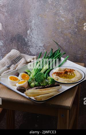 Petit-déjeuner avec viande à dos, houmous et légumes verts, espace de copie Banque D'Images