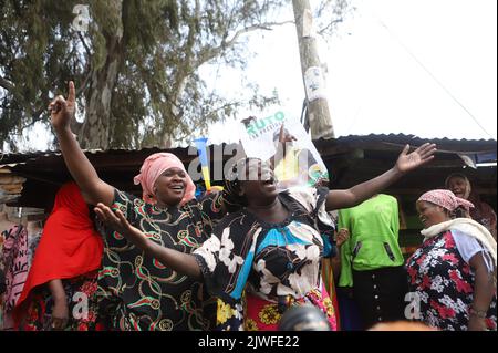 Nairobi, Kenya. 5th septembre 2022. Les partisans du président élu William Ruto fêtent après que la Cour suprême ait confirmé la victoire de Ruto lors de l'élection présidentielle à Nairobi, au Kenya, le 5 septembre 2022. La Cour suprême du Kenya a rejeté lundi des pétitions contestant William Ruto en tant que président élu, citant un manque de preuves tangibles produites par les pétitionnaires, y compris le chef de l'opposition vétéran Raila Odinga. Credit: Joy Nabukewa/Xinhua/Alay Live News Banque D'Images