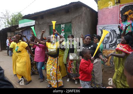 Nairobi, Kenya. 5th septembre 2022. Les partisans du président élu William Ruto fêtent après que la Cour suprême ait confirmé la victoire de Ruto lors de l'élection présidentielle à Nairobi, au Kenya, le 5 septembre 2022. La Cour suprême du Kenya a rejeté lundi des pétitions contestant William Ruto en tant que président élu, citant un manque de preuves tangibles produites par les pétitionnaires, y compris le chef de l'opposition vétéran Raila Odinga. Credit: Joy Nabukewa/Xinhua/Alay Live News Banque D'Images