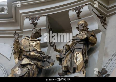 Statues, l'intérieur de l'église dominicaine à Lviv, Ukraine Banque D'Images