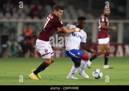 Turin, Italie. 5th septembre 2022. Pietro Pellegri de Torino FC défenses avec Lameck Banda de US Lecce pendant le Serie Un match au Stadio Grande Torino, Turin. Crédit photo à lire: Jonathan Moscrop/Sportimage crédit: Sportimage/Alay Live News Banque D'Images