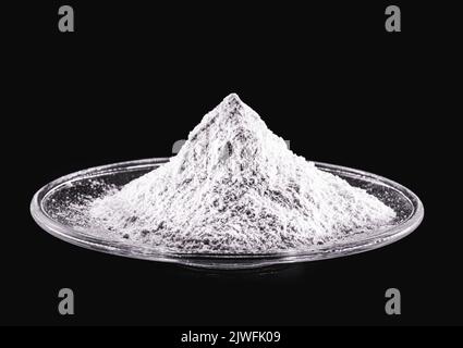 Sulfate de zinc, composé chimique cristallin incolore, minéral, supplément alimentaire, fond noir isolé Banque D'Images