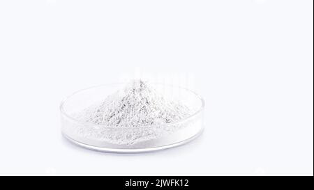 Sulfate de zinc, composé chimique cristallin incolore, minéral, supplément alimentaire, fond blanc isolé Banque D'Images