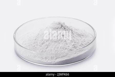 Sulfate de zinc, composé chimique cristallin incolore, minéral, supplément alimentaire, fond blanc isolé Banque D'Images