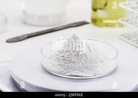 Sulfate de zinc, composé chimique cristallin incolore, minéral, supplément alimentaire, fond blanc isolé Banque D'Images