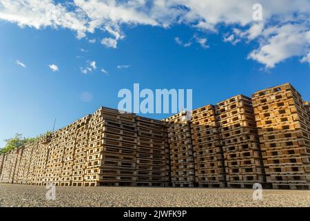 Piles de palettes en bois dans une cour d'entrepôt de l'usine. Palettes pour le transport de marchandises dans une société de transport. Banque D'Images