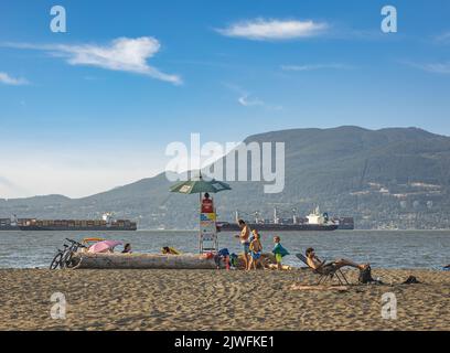 Poste de maître de sauvetage et gens relaxants à Spanish Banks Beach BC Canada. Tour des sauveteurs sur une plage ensoleillée d'été. Photo de voyage, vue sur la rue, foc sélectif Banque D'Images