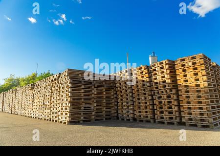 Piles de palettes en bois dans une cour d'entrepôt de l'usine. Palettes pour le transport de marchandises dans une société de transport. Banque D'Images