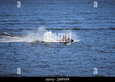 Homme à cheval sur un jet ski sur la rivière Banque D'Images