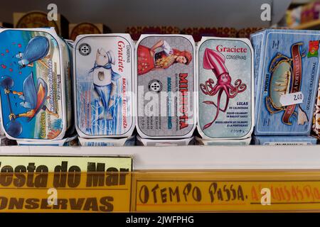 Poisson en conserve ou en conserve avec différents motifs dans une boutique à Porto, Portugal Banque D'Images