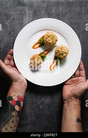 boulettes de viande frites dans de la chapelure à la sauce à l'obscurité Banque D'Images