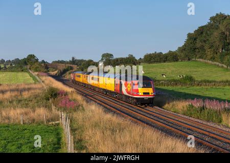 Alimenté par 2 voitures Colas HST, le train de surveillance de l'infrastructure PLPR du réseau ferroviaire dans la campagne du Lancashire, près de Rimmington Banque D'Images