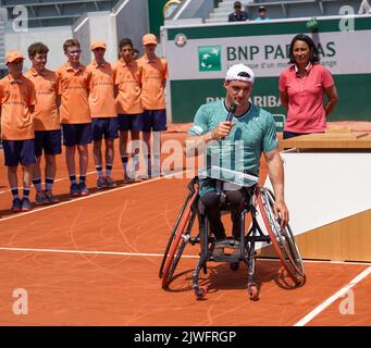 2022 le finaliste de Roland Garros Gustavo Fernandez d'Argentine lors de la présentation du trophée après le match final des célibataires hommes en fauteuil roulant contre Shingo Kunied Banque D'Images