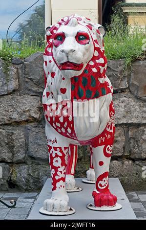Juste un autre décor artistique de rue lion peint rouge et blanc à Lviv, Ukraine Banque D'Images