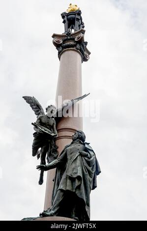 Monument au poète polonais Adam Bernard Mickiewicz avec génie ailé de poésie avec lyre et feu d'or sur le dessus à Lviv, Ukraine Banque D'Images