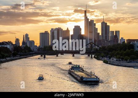 Péniche sur la rivière main, sur fond d'horizon de Francfort Banque D'Images