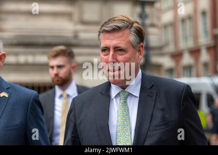 Le député de Sir Graham Brady se dirige vers le Queen Elizabeth II Centre pour l'annonce de la direction du parti conservateur, Londres, Royaume-Uni. 1922 Président du Comité Banque D'Images