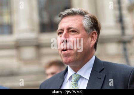 Le député de Sir Graham Brady se dirige vers le Queen Elizabeth II Centre pour l'annonce de la direction du parti conservateur, Londres, Royaume-Uni. 1922 Président du Comité Banque D'Images