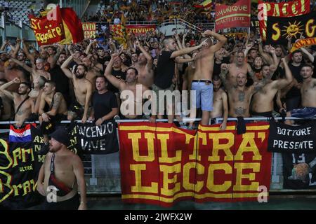 Turin, Italie. 5th septembre 2022. LES fans DE US Lecce chantent pour leur équipe lors du match de la série A au Stadio Grande Torino, Turin. Crédit photo à lire: Jonathan Moscrop/Sportimage crédit: Sportimage/Alay Live News Banque D'Images