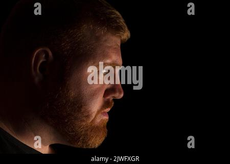 Prise de vue latérale mâle caucasienne adulte et vue en ligne droite avec un visage sans expressionné. Banque D'Images