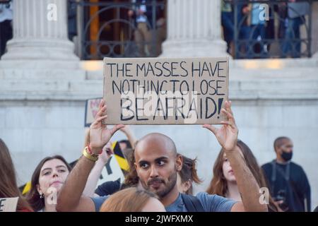 Londres, Angleterre, Royaume-Uni. 5th septembre 2022. Un manifestant fait connaître ses sentiments à Trafalgar Square. Les manifestants se sont rassemblés devant Downing Street et ont défilé jusqu'à Trafalgar Square dans le cadre de la campagne Don't Pay contre les hausses massives des prix de l'énergie, alors que Liz Truss prend le poste de Premier ministre. Plus de 160 000 000 personnes se sont inscrites à la campagne et annuleront leurs paiements aux fournisseurs d'énergie le 1st octobre à moins que les prix ne batent. (Image de crédit : © Vuk Valcic/ZUMA Press Wire) Banque D'Images