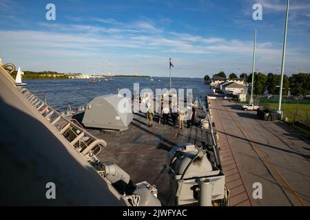 ANNAPOLIS, Maryland (sept 2, 2022) les visiteurs visitent le navire de combat littoral Freedom-variant USS Minneapolis-Saint Paul (LCS 21) à Annapolis, MD, le 2 septembre 2022. L'USS Minneapolis-Saint Paul doit participer à la Fleet week Maryland 2022. (É.-U. Photo de la marine par le spécialiste des communications de masse 2nd classe Juel Foster) Banque D'Images