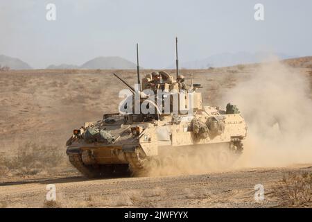 Soldats américains affectés au 2nd Bataillon, 70th Armored Regiment, 2nd Armored Brigade combat Team, 1st Infantry Division manœuvre un M2 Bradley Infantry Fighting Vehicle pendant des exercices d'incendie en direct pendant la rotation d'action décisive 22-09 au Centre national d'entraînement, fort Irwin, Californie, 15 août 2022. (É.-U. Photo de l'armée par le Sgt. Ryan Gosselin, Groupe des opérations, Centre national de formation) Banque D'Images