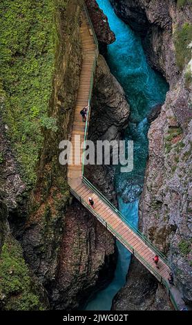 Une vue de dessus du pont à travers la gorge étroite de Breitachklamm créée par la rivière Breitach en Allemagne Banque D'Images