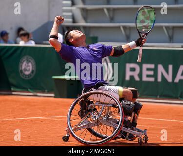 2022 le champion de Roland Garros Shingo Kunieda du Japon célèbre la victoire après son match final de singles hommes en fauteuil roulant contre Gustavo Fernandez Banque D'Images