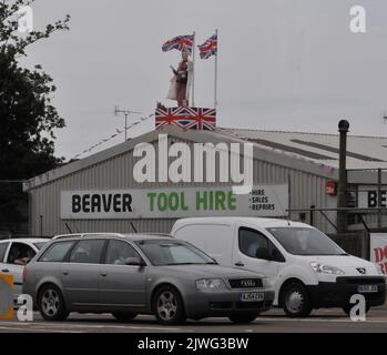 Les automobilistes du Chichester by Pass de A27 dans West Sussex ne peuvent pas croire que leurs yeux sont le prince William et une femme enceinte Kate sourit sur l'ourlet d'un entrepôt sur le toit. Le personnel de Beaver Tool a érigé un tableau patriotique sur le toit de ses locaux pour célébrer la naissance prochaine de la famille royale. L'année dernière, les travailleurs ont fait un grand divertissement avec leur modèle de la Reine et de corgis pour célébrer son jubilé pic Mike Walker, Mike Walker Pictures Banque D'Images