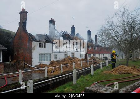 LES VESTIGES COUVANTS DES DEUX COTTAGES DE 300 ANS QUI ONT PRIS FEU DANS LE VILLAGE HISTORIQUE ET LE VILLAGE PITTORESQUE D'EAST MEON PRÈS DE , PETERSFIELD, HANTS. LE VILLAGE DATE DE L'ÉPOQUE D'ALFRED LE GRAND ET SON VILLAGE FRÈRE DE WEST MEON EST ARRIVÉ EN TÊTE DANS LES PRIX DES MEILLEURS VILLAGES DE L'ÉPOQUE. PIC MIKE WALKER, MIKE WALKER PHOTOS PIC MIKE WALKER, MIKE WALKER PHOTOS,2013 Banque D'Images