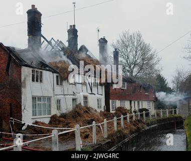 LES VESTIGES COUVANTS DES DEUX COTTAGES DE 300 ANS QUI ONT PRIS FEU DANS LE VILLAGE HISTORIQUE ET LE VILLAGE PITTORESQUE D'EAST MEON PRÈS DE , PETERSFIELD, HANTS. LE VILLAGE DATE DE L'ÉPOQUE D'ALFRED LE GRAND ET SON VILLAGE FRÈRE DE WEST MEON EST ARRIVÉ EN TÊTE DANS LES PRIX DES MEILLEURS VILLAGES DE L'ÉPOQUE. PIC MIKE WALKER, MIKE WALKER PHOTOS PIC MIKE WALKER, MIKE WALKER PHOTOS,2013 Banque D'Images