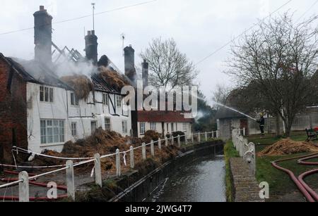 LES VESTIGES COUVANTS DES DEUX COTTAGES DE 300 ANS QUI ONT PRIS FEU DANS LE VILLAGE HISTORIQUE ET LE VILLAGE PITTORESQUE D'EAST MEON PRÈS DE , PETERSFIELD, HANTS. LE VILLAGE DATE DE L'ÉPOQUE D'ALFRED LE GRAND ET SON VILLAGE FRÈRE DE WEST MEON EST ARRIVÉ EN TÊTE DANS LES PRIX DES MEILLEURS VILLAGES DE L'ÉPOQUE. PIC MIKE WALKER, MIKE WALKER PHOTOS PIC MIKE WALKER, MIKE WALKER PHOTOS,2013 Banque D'Images