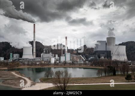 CO2-émission riche et vapeur d'eau provenant d'une centrale thermique cheminées et tours, plan aérien. Banque D'Images