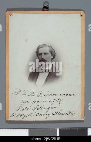 Portrait de Piotr Selinger (Zelinger) (1824-1905), chanteur, acteur, réalisateur, artiste de l'Opéra de Vilnius (buste) - photographie avec dévouement à Aleksander Rajchman. Inconnu, photographe Banque D'Images