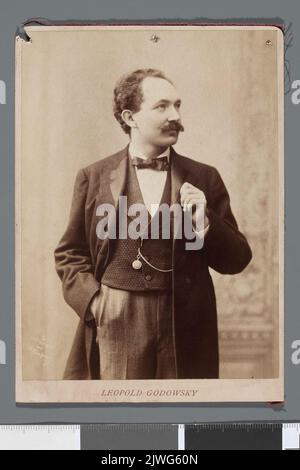 Portrait de Leopold Godowsky (1870-1938), pianiste et compositeur américain d'origine polonaise (vue des genoux vers le haut). Dupont, aimé (1842-1900), photographe Banque D'Images